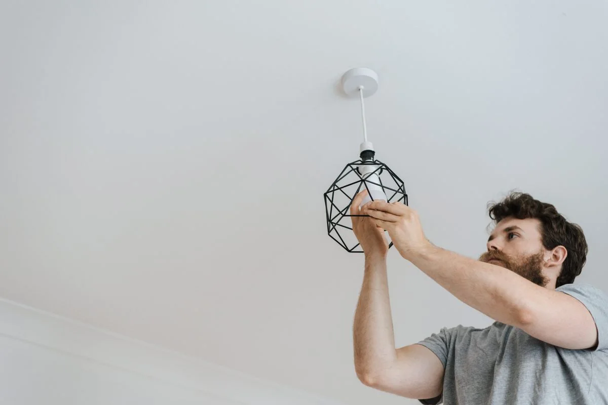 Montaža plafonske lampe u domu